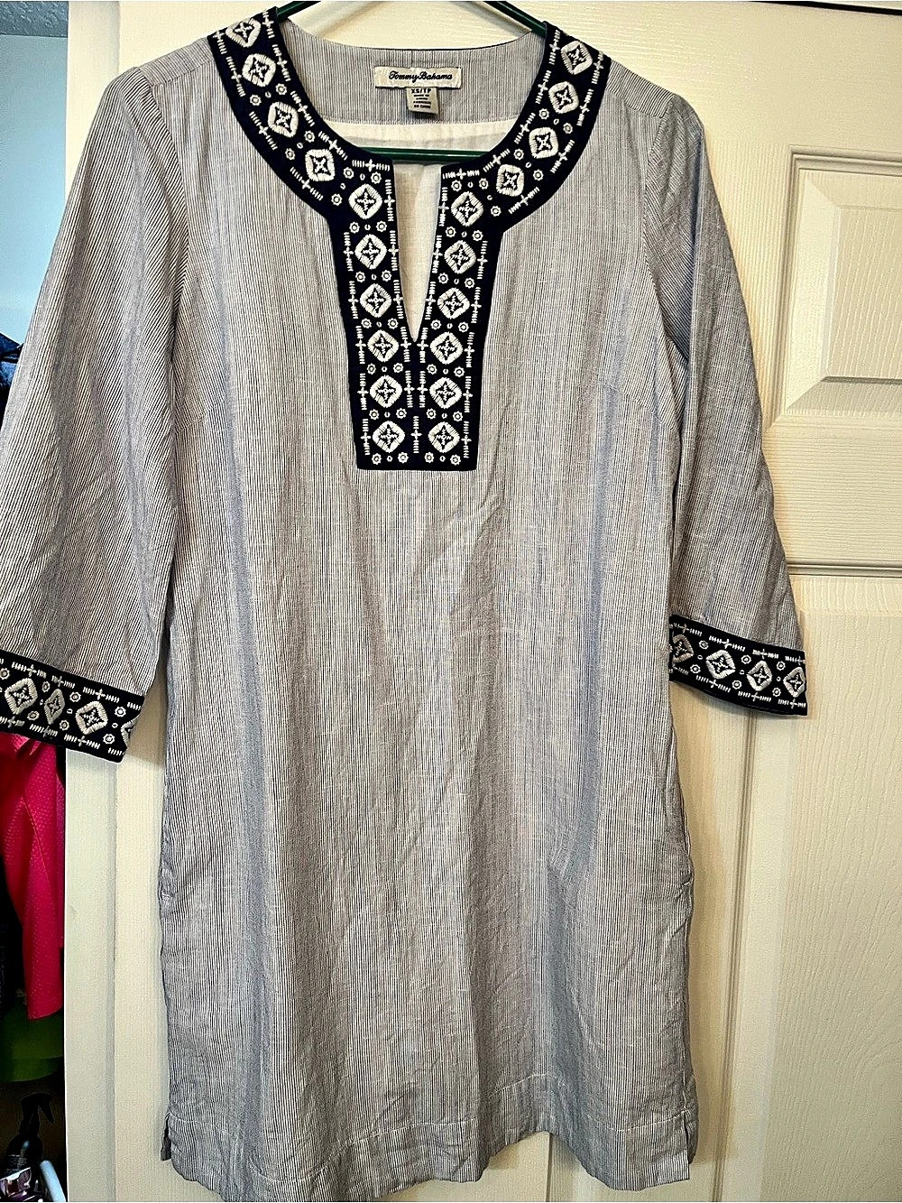 Tommy Bahama Geometric Tunic in White & Blue Size XS Like New
